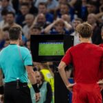 Gespannen WK-sfeer in een stadion tijdens een controversiële matchfase