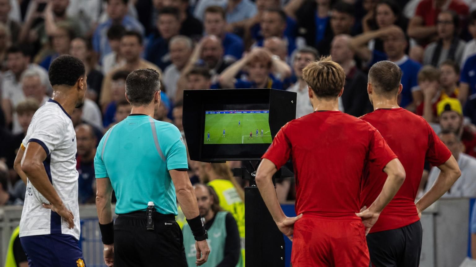 Gespannen WK-sfeer in een stadion tijdens een controversiƫle matchfase