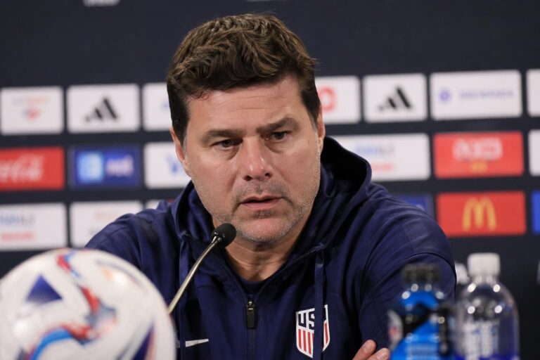 Mauricio Pochettino tijdens een gespannen persmoment voor Verenigde Staten tegen België op het WK 2026