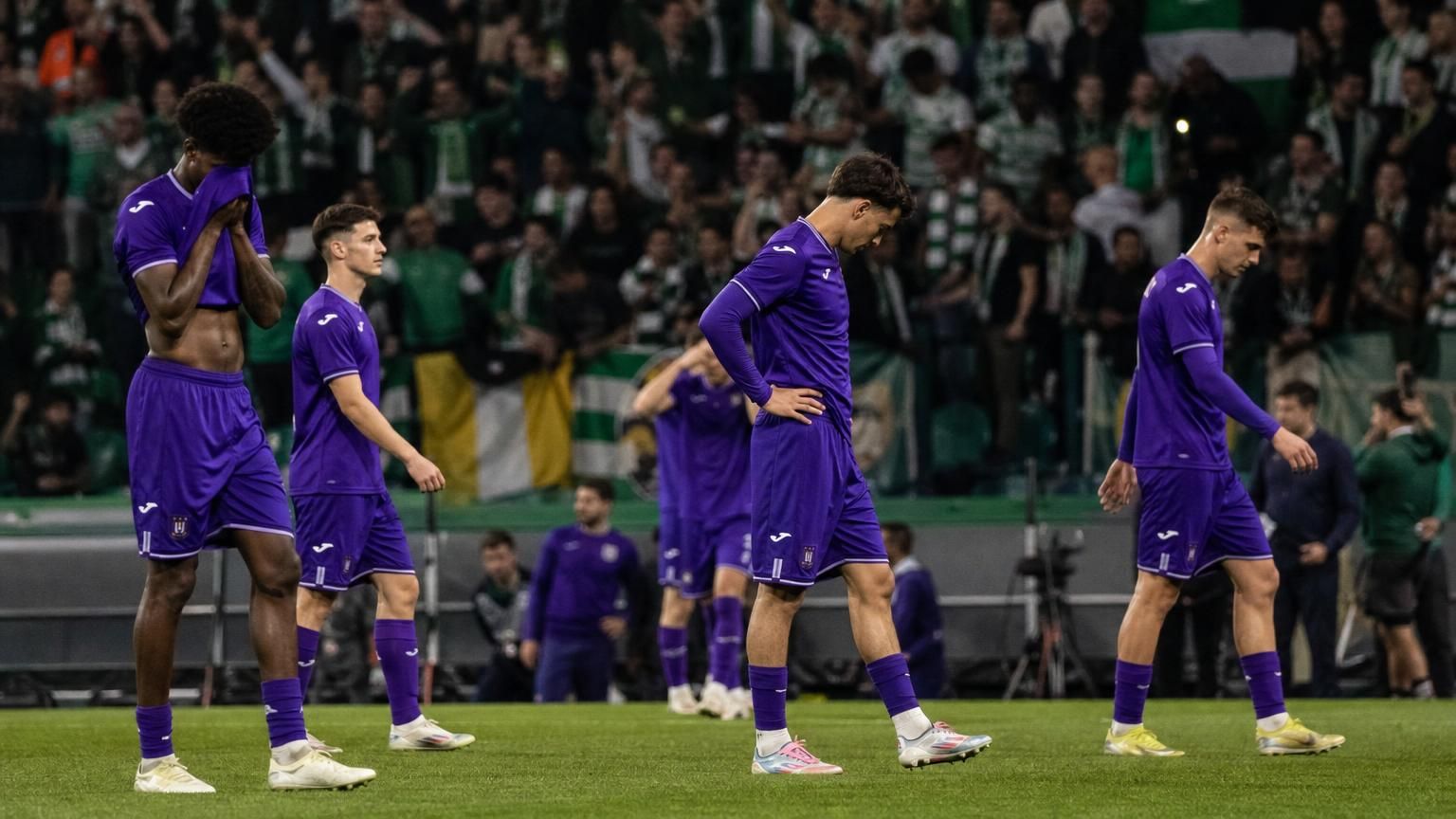 Anderlecht-spelers reageren ontgoocheld na een late gelijkmaker tegen Hammarby