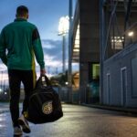 Voetbaltas in een stadionomgeving als symbool voor een transfervrije speler op zoek naar een nieuwe club