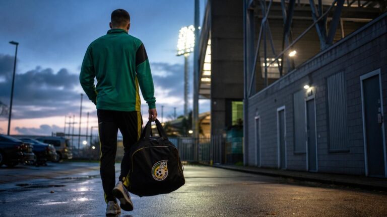 Voetbaltas in een stadionomgeving als symbool voor een transfervrije speler op zoek naar een nieuwe club