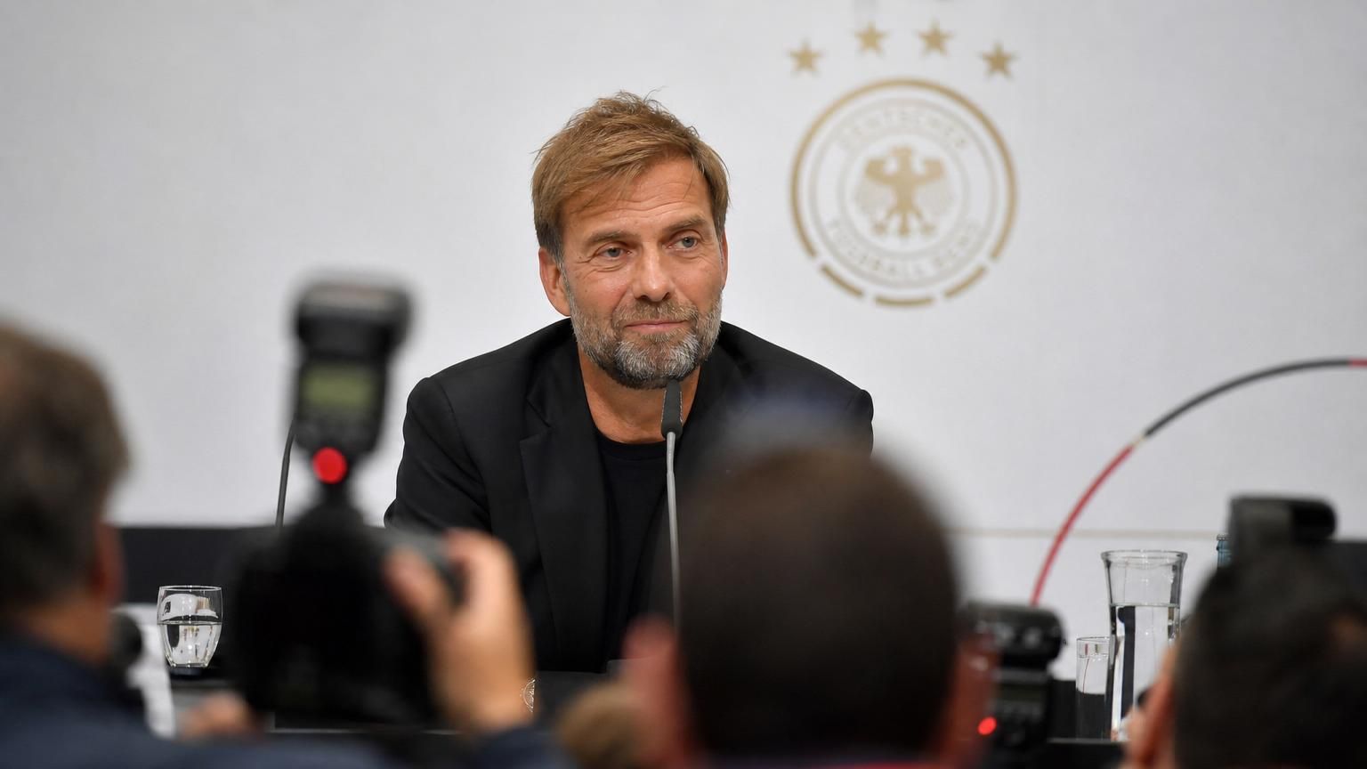 Jürgen Klopp tijdens een persmoment als nieuwe bondscoach van Duitsland