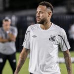 Neymar in een Santos-context tijdens een gespannen trainingsmoment.