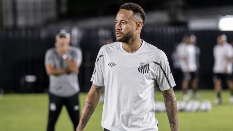 Neymar in een Santos-context tijdens een gespannen trainingsmoment.