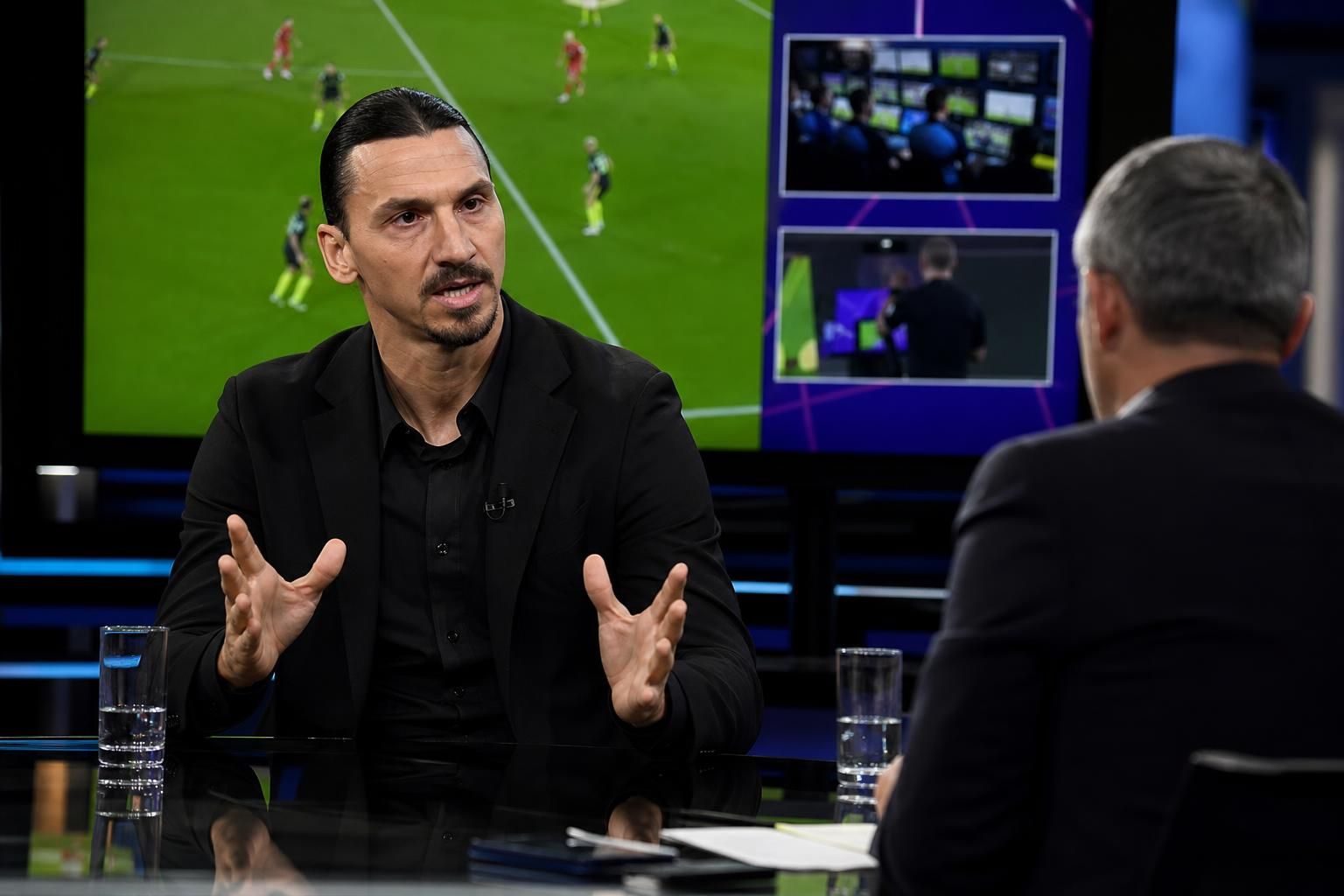 Zlatan Ibrahimovic in een gespannen voetbalcontext rond een VAR-discussie