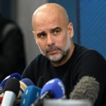 Pep Guardiola tijdens een persmoment rond zijn toekomst als trainer
