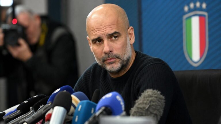 Pep Guardiola tijdens een persmoment rond zijn toekomst als trainer