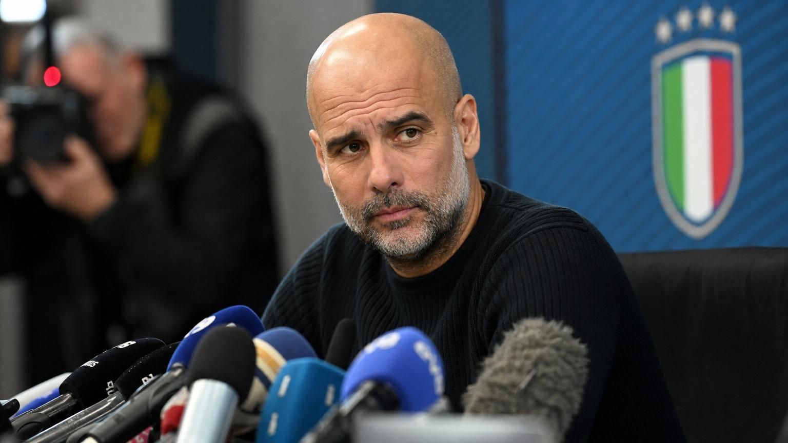 Pep Guardiola tijdens een persmoment rond zijn toekomst als trainer
