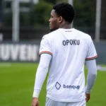 Davis Opoku loopt in het tenue van OH Leuven langs het veld