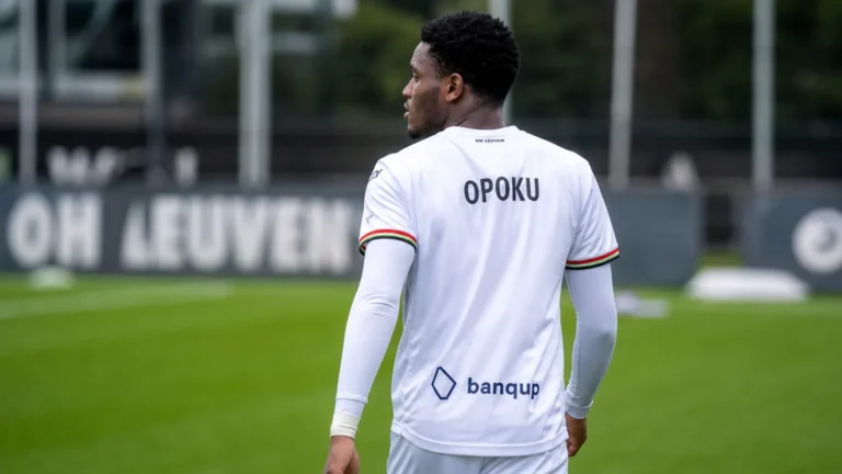 Davis Opoku loopt in het tenue van OH Leuven langs het veld