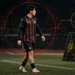 Lee Han-Beom staat in FC Midtjylland-tenue naast een afzonderlijk scoutingbord met het embleem van Club Brugge.