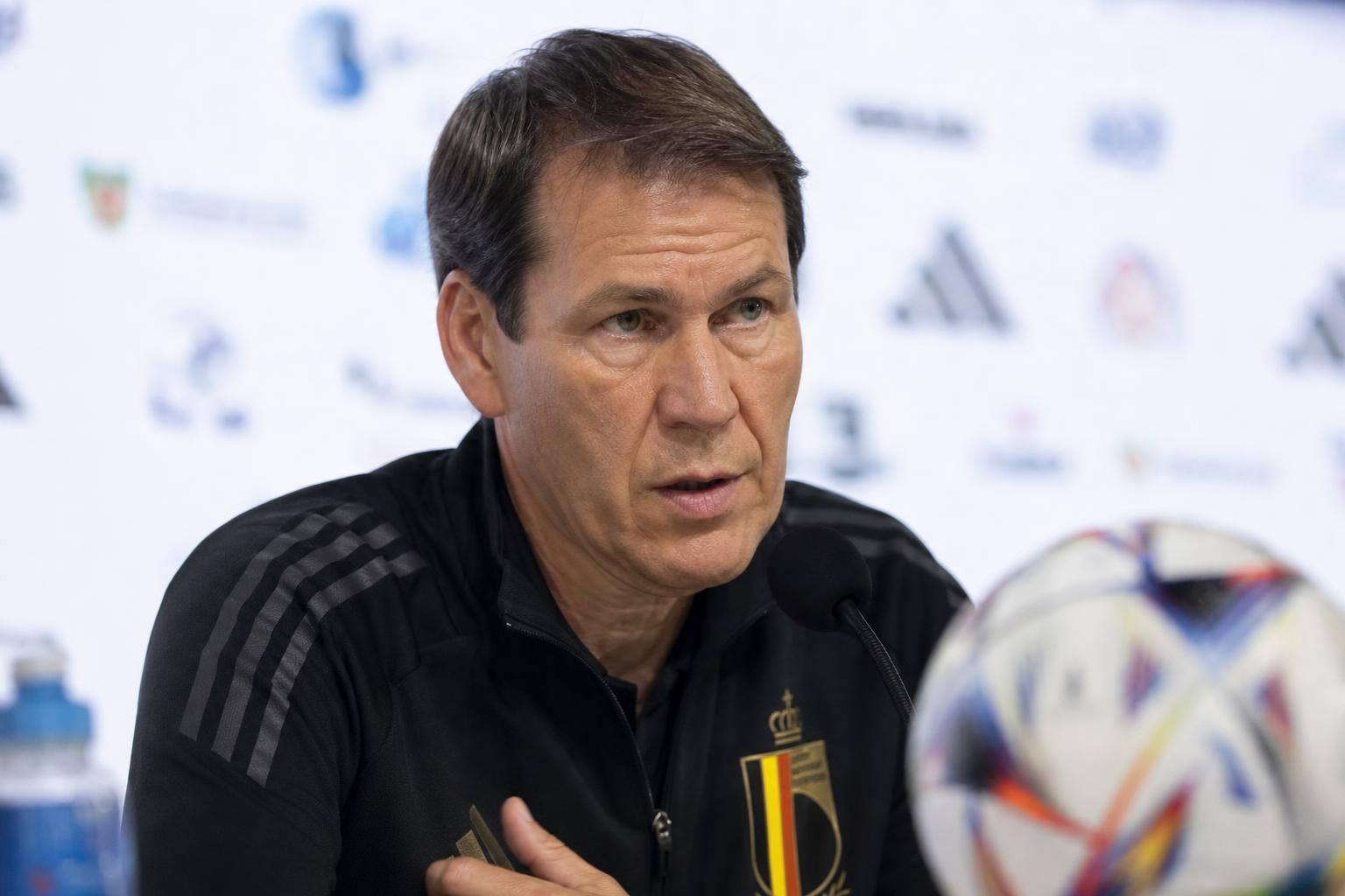 Rudi Garcia tijdens een persmoment van de Rode Duivels richting Senegal