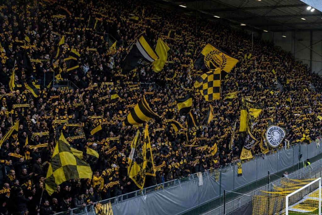 lierse-yohan-mboko-transfer-officieel Supporters van Lierse in een sfeervolle stadionomgeving tijdens een ambitieuze transferzomer