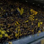 Supporters van Lierse in een sfeervolle stadionomgeving tijdens een ambitieuze transferzomer