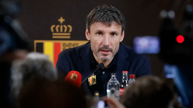 Mark van Bommel als bondscoach van de Rode Duivels in een perscontext