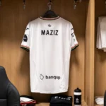 Een OH Leuven-shirt met de naam Maziz in de kleedkamer