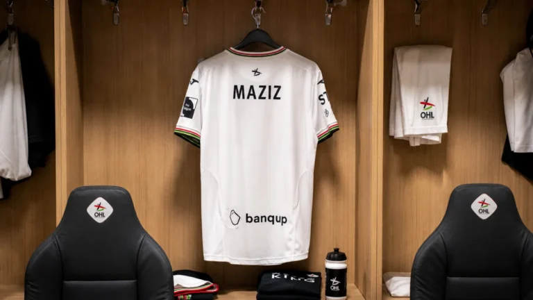 Een OH Leuven-shirt met de naam Maziz in de kleedkamer