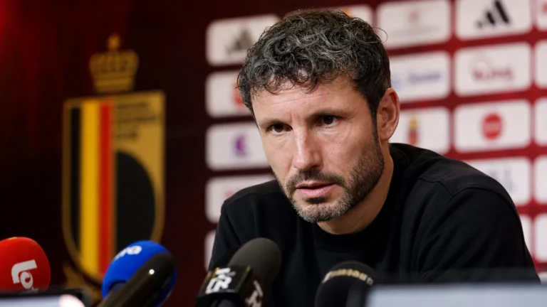 Mark van Bommel tijdens een persmoment als bondscoach van de Rode Duivels