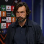Andrea Pirlo staat ernstig in een neutrale perszone na de Italiaanse controverse