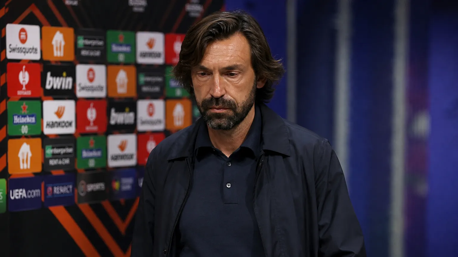 Andrea Pirlo staat ernstig in een neutrale perszone na de Italiaanse controverse