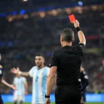 Scheidsrechter tijdens een gespannen WK-finale zonder herkenbare gezichten