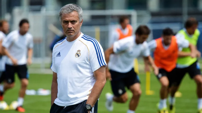 José Mourinho tijdens een training van Real Madrid.