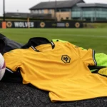 Trainingsmateriaal en een officieel Wolves-shirt langs het oefenveld