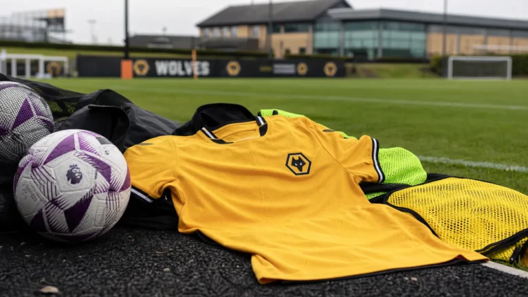 Trainingsmateriaal en een officieel Wolves-shirt langs het oefenveld