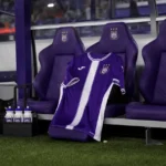 Lege spelersbank met een naamloos paars-wit shirt van RSC Anderlecht