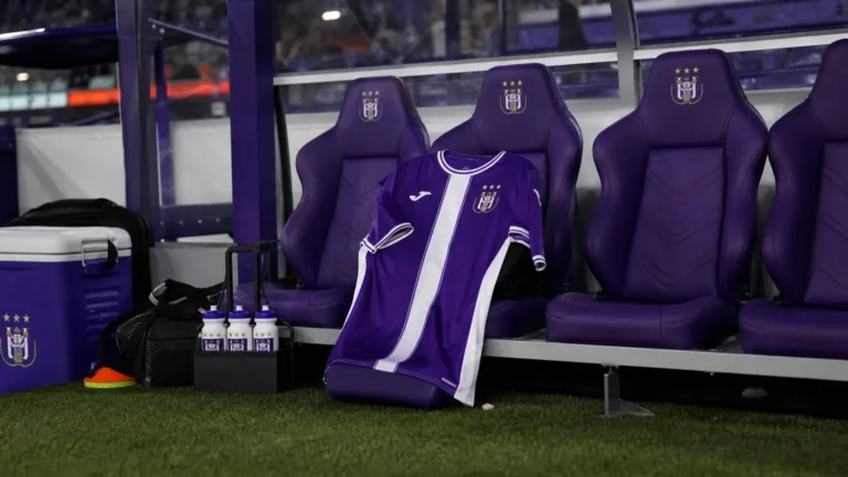Lege spelersbank met een naamloos paars-wit shirt van RSC Anderlecht