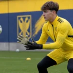 Doelman van STVV tijdens een gefocust trainingsmoment op Stayen