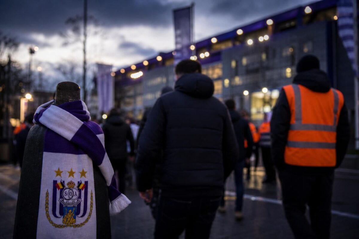 Transferomgeving rond RSC Anderlecht in paars-witte sfeer zonder herkenbare gezichten