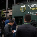 Journalisten verzamelen aan de media-ingang van Portland Timbers