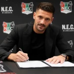 Dusan Tadic aan de tekentafel voor een achterwand van N.E.C.