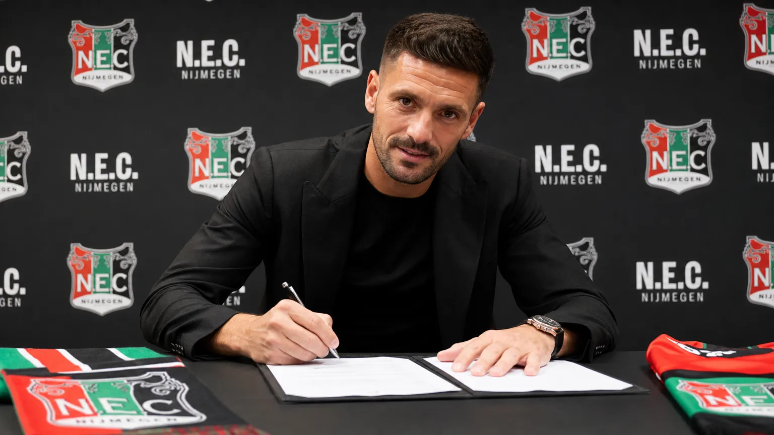 Dusan Tadic aan de tekentafel voor een achterwand van N.E.C.