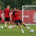 Spelers van Standard tijdens een afwerkoefening op het trainingsveld