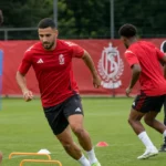 Spelers en stafleden van Standard tijdens een training op het oefenveld
