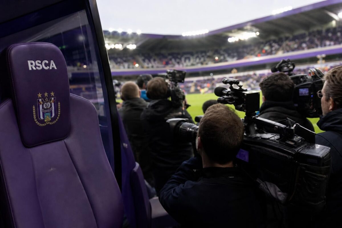 Transfercontext rond Anderlecht in het Lotto Park met focus op de Franse vernieuwing