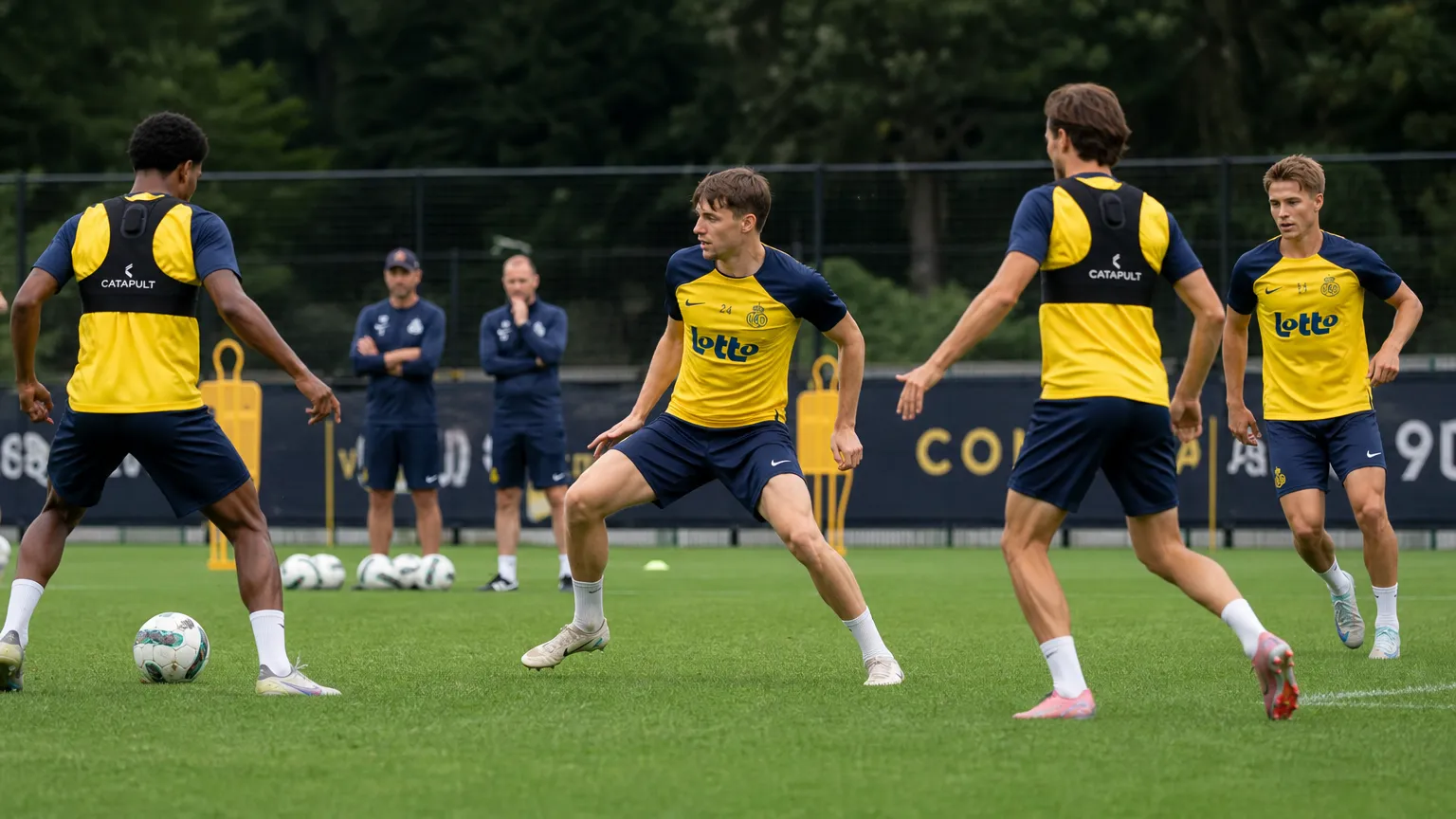 Spelers van Union werken op training een aanvallende oefening af.