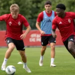 Spelers van Standard oefenen looplijnen op de flank tijdens een training
