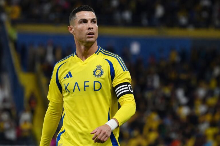 Cristiano Ronaldo in een Al Nassr-context onder felle stadionlichten