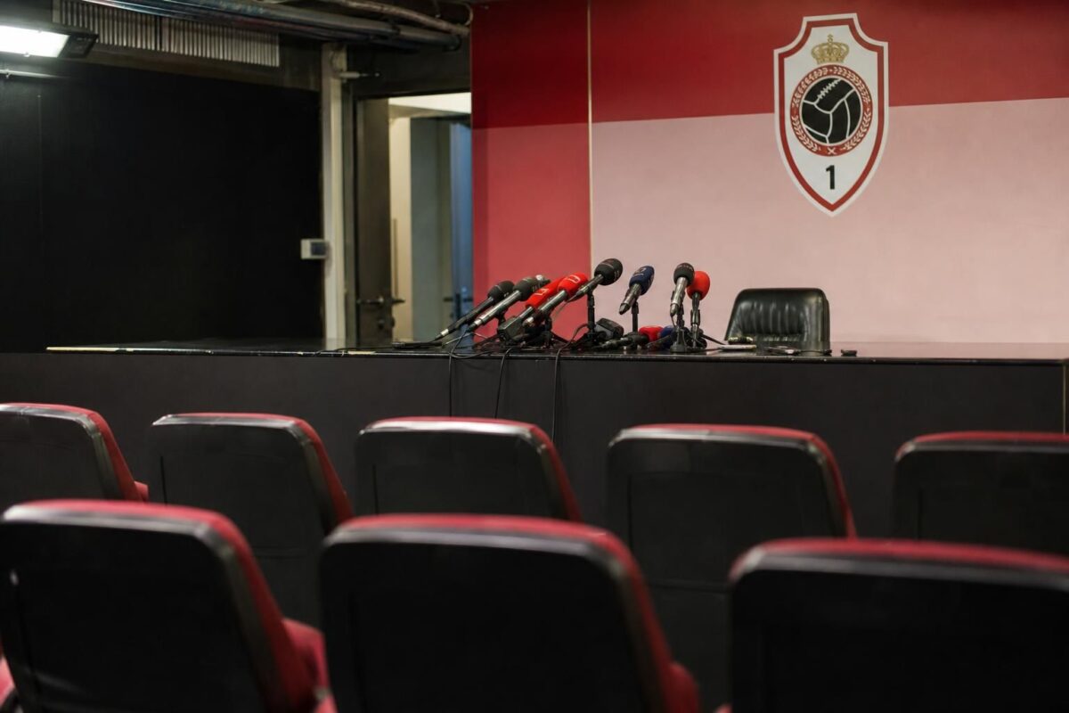 Gespannen perssfeer bij Royal Antwerp FC tijdens een periode van onzekerheid op de Bosuil.