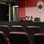 Gespannen perssfeer bij Royal Antwerp FC tijdens een periode van onzekerheid op de Bosuil.