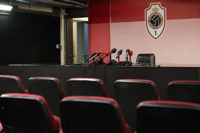 Gespannen perssfeer bij Royal Antwerp FC tijdens een periode van onzekerheid op de Bosuil.