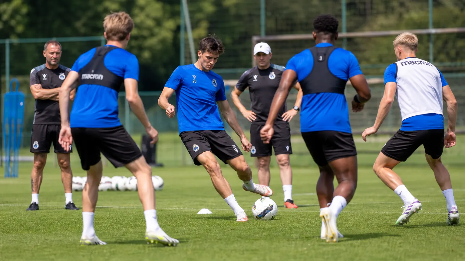 Spelers van Club Brugge tijdens een oefening voor defensieve middenvelders