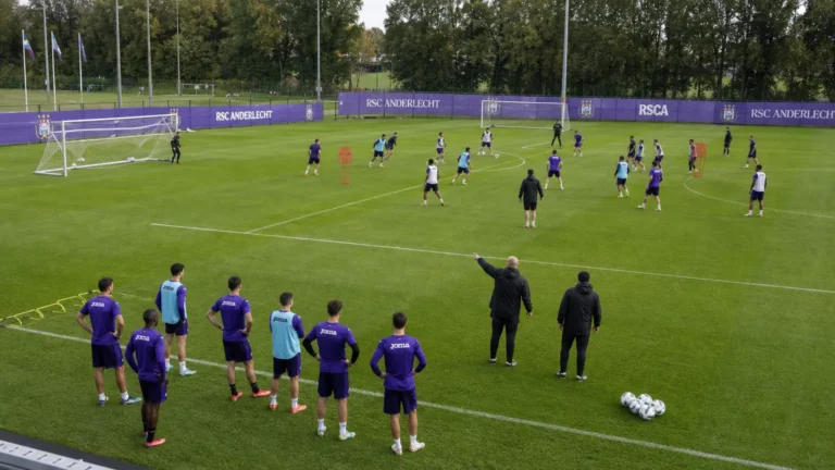 Spelers van RSC Anderlecht tijdens een verdeelde groepstraining