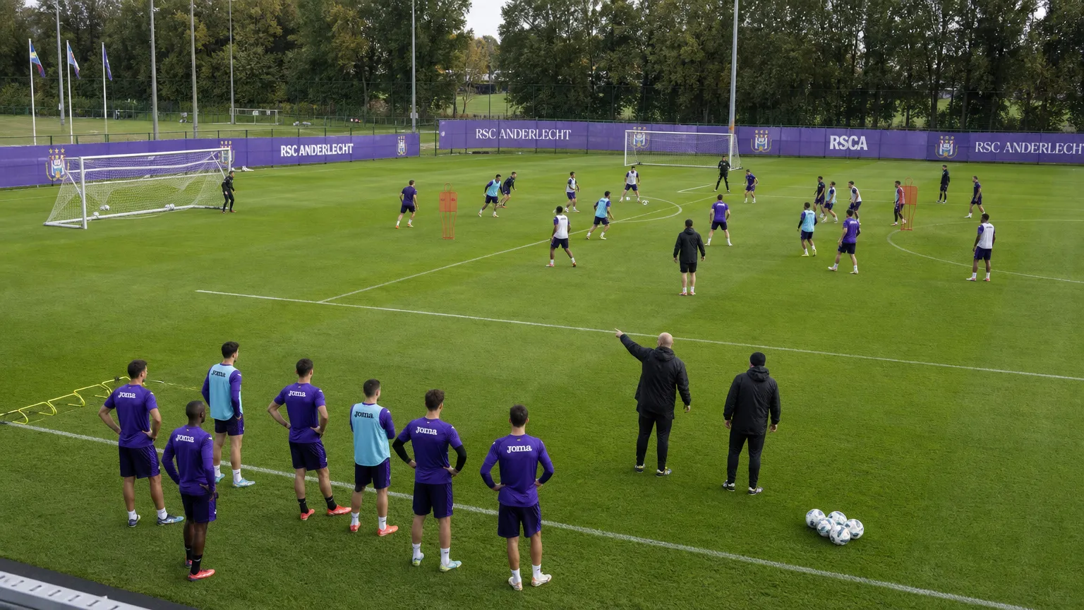 Spelers van RSC Anderlecht tijdens een verdeelde groepstraining