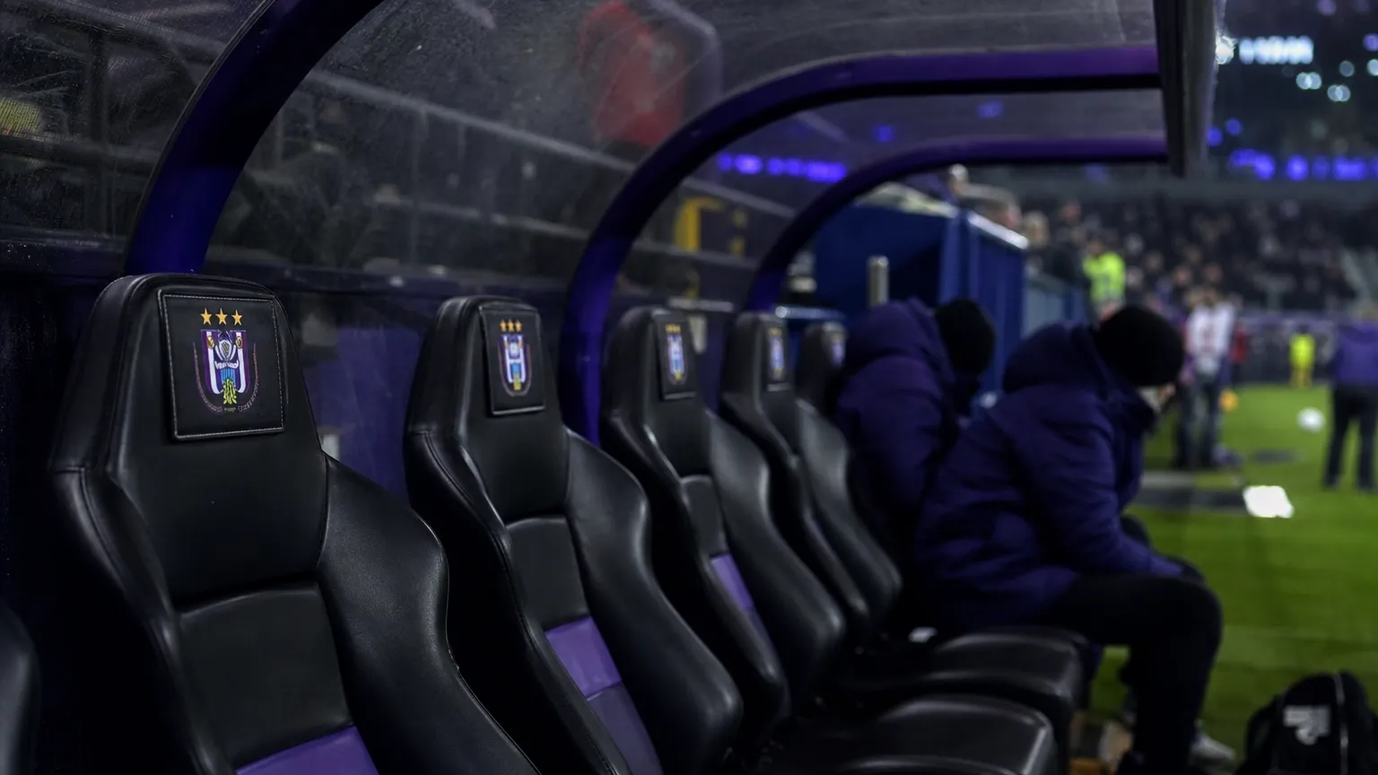 Sfeervolle tribune- en dugoutcontext bij RSC Anderlecht na het gelijkspel tegen Hammarby