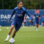 Bradley Barcola aan de bal tijdens een training van Paris Saint-Germain